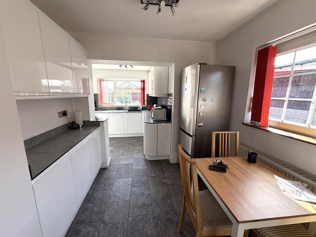 3 bed detached bungalow for saleDovedale Crescent, Belper DE56 photo 4