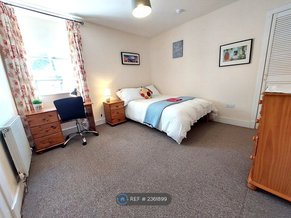 Property photo 1 of 17 Room 2- £690/Mo