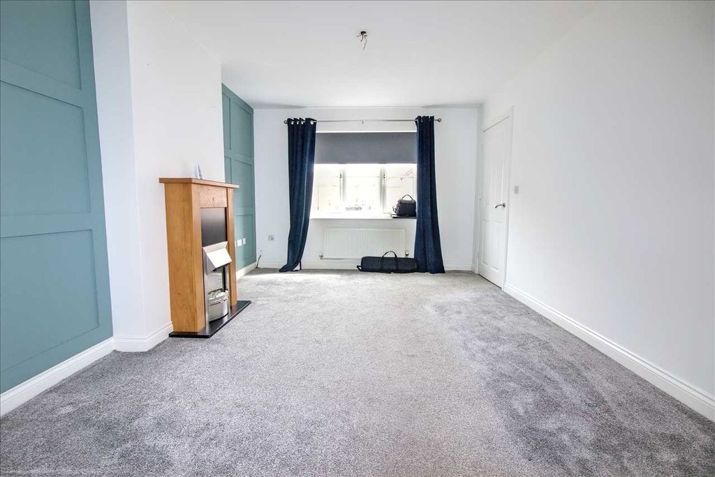Property photo 3 of 13 Lounge