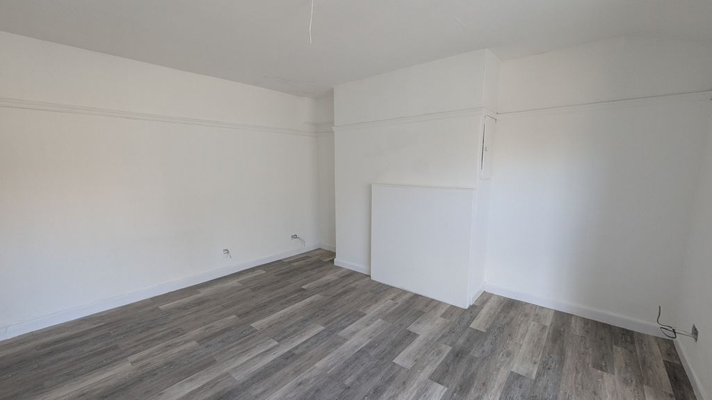 Property photo 3 of 8 Lounge 2