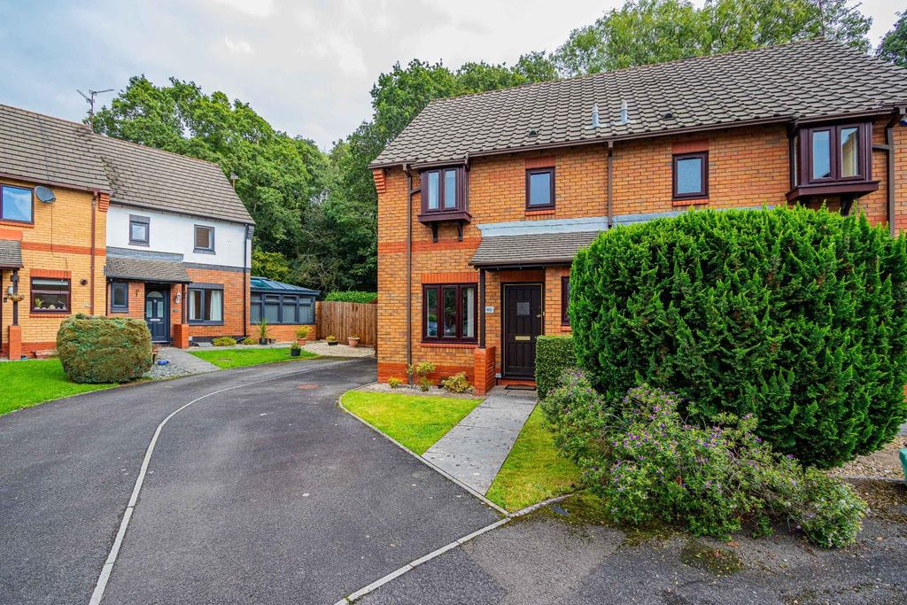 Property photo 2 of 18 Huntsmead Close 40-23.Jpg