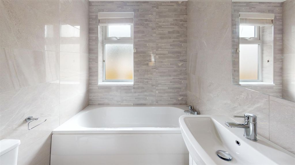 Property photo 3 of 8 Bathroom (3).Jpg