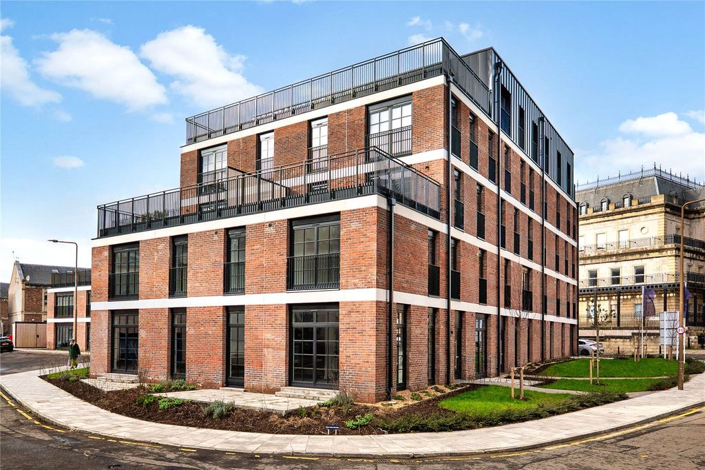 Property photo 2 of 11 Henderson Place