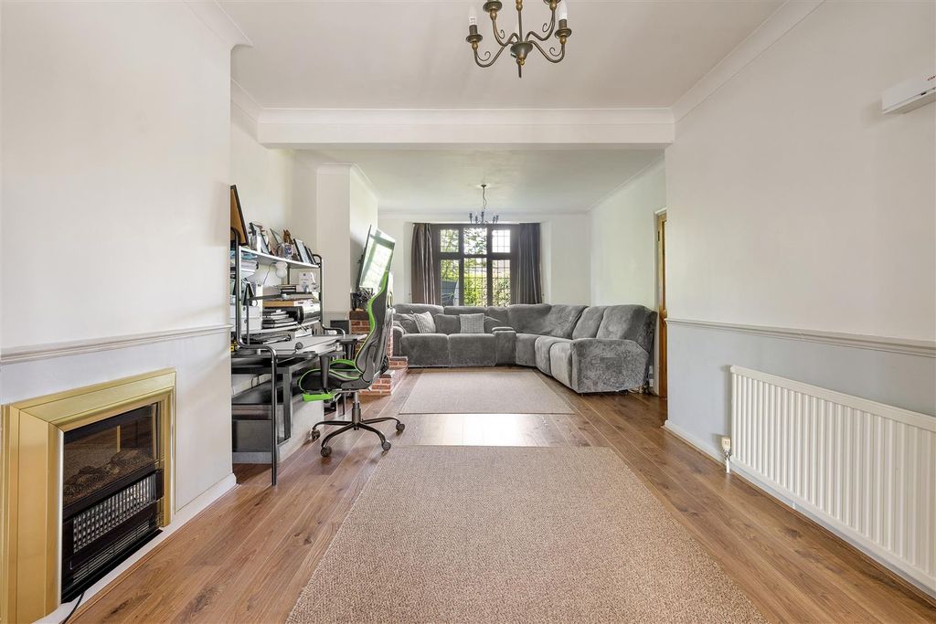 Property photo 3 of 24 Middleton Avenue, E4