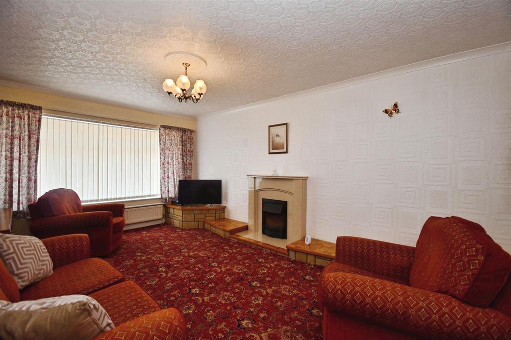 Property photo 2 of 16 Lounge