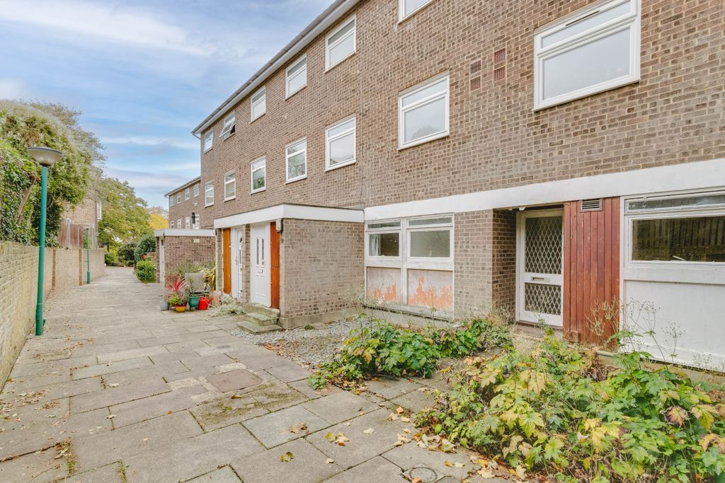 Property photo 1 of 12 11 Hetley Gardens, Se19 -14