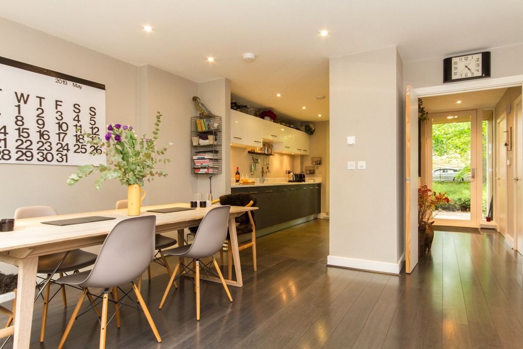 Property photo 3 of 14 Kitchen Dining Room
