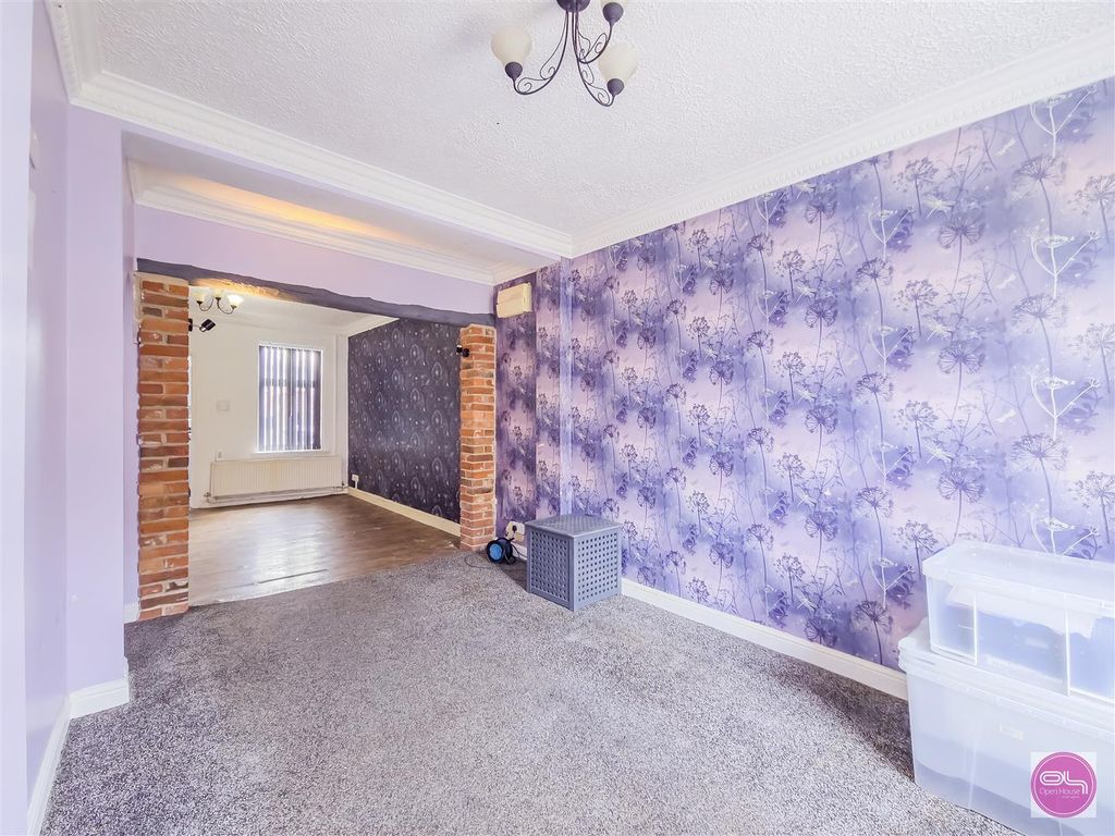 Property photo 2 of 25 Bearwood Hill Road, Wishill (1).Jpg