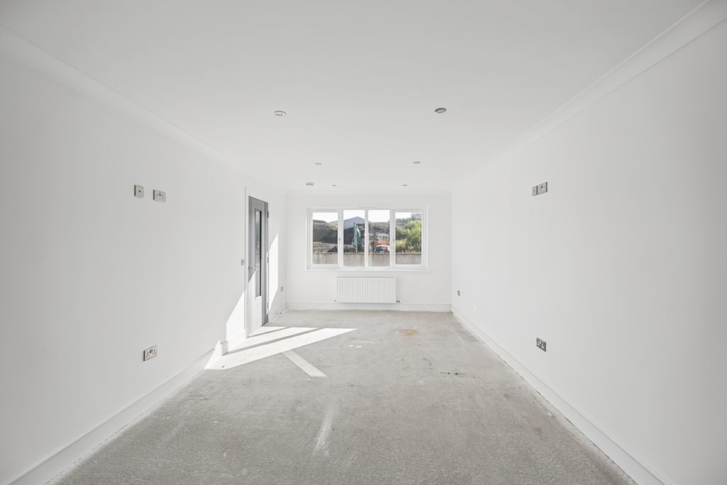 Property photo 3 of 32