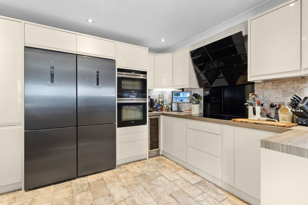 Property photo 3 of 23