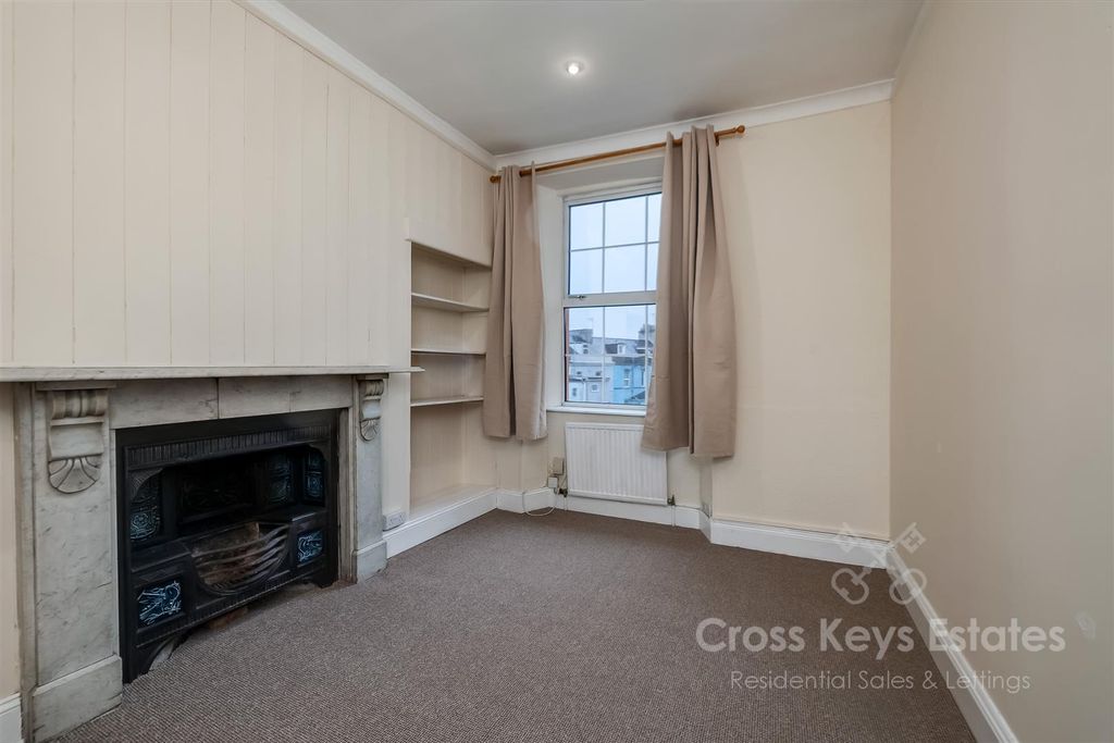 Property photo 3 of 16 Lounge