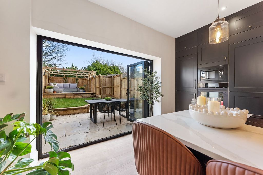 Property photo 2 of 28