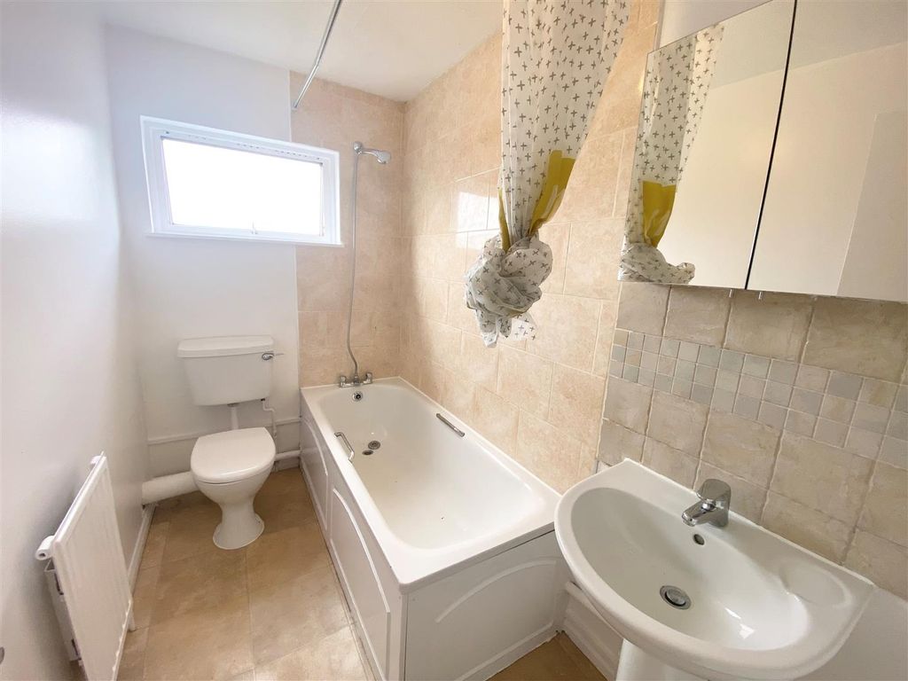 Property photo 1 of 10 Bathroom.Jpg