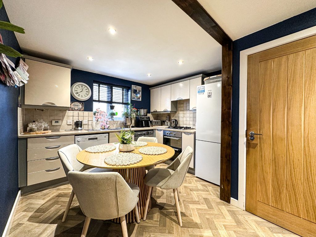 Property photo 2 of 17 4884314