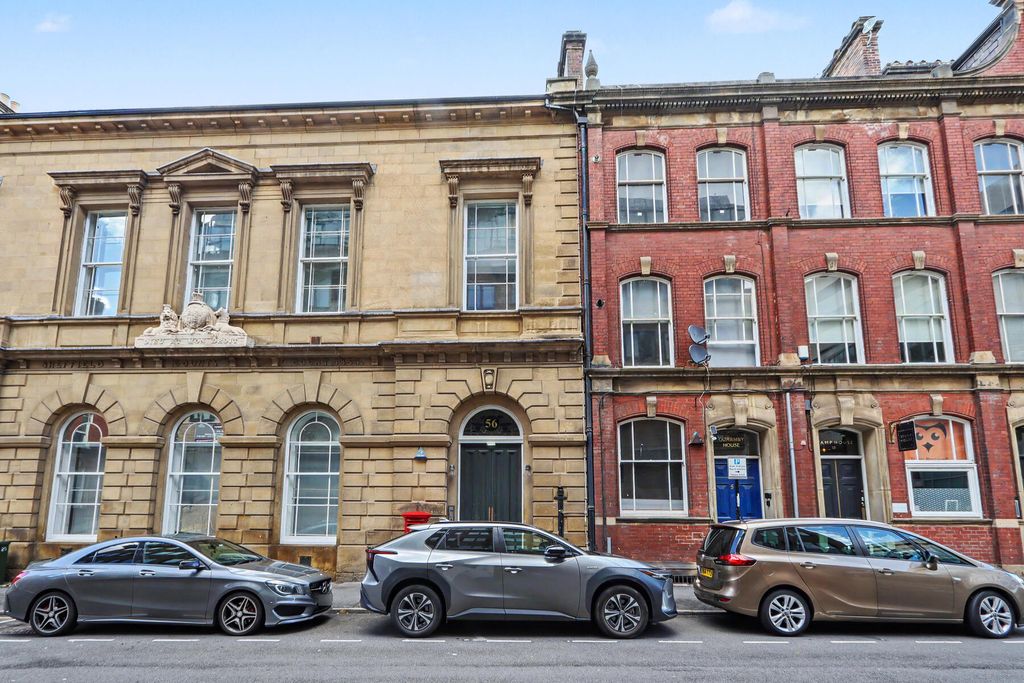 Property photo 1 of 8 Bank Street - Front