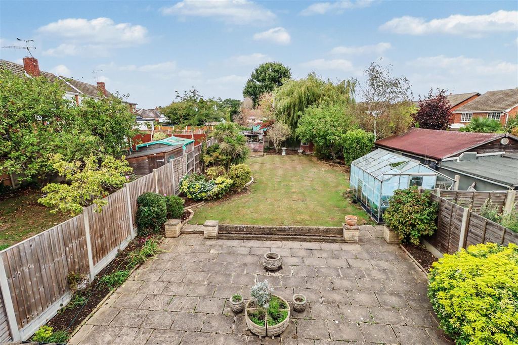 Property photo 2 of 18 4 Tidworth Avenue Outside.Jpg