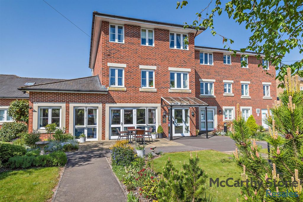 Property photo 1 of 12 Communal Gardens