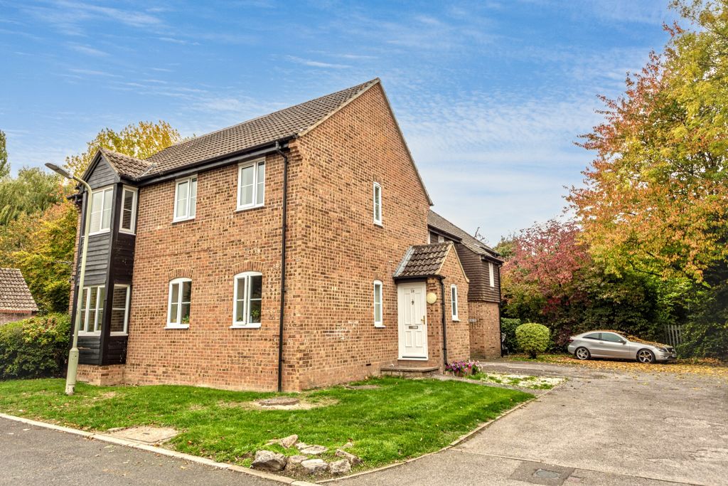 Property photo 1 of 16 18 Wessex Close, Hungerford, Berkshire, Rg17 0Nt