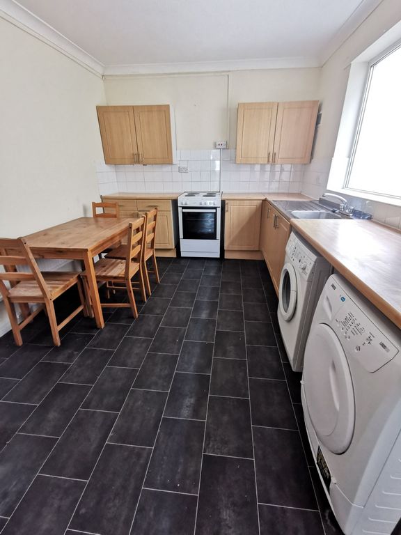 Property photo 2 of 11 Kitchen 1