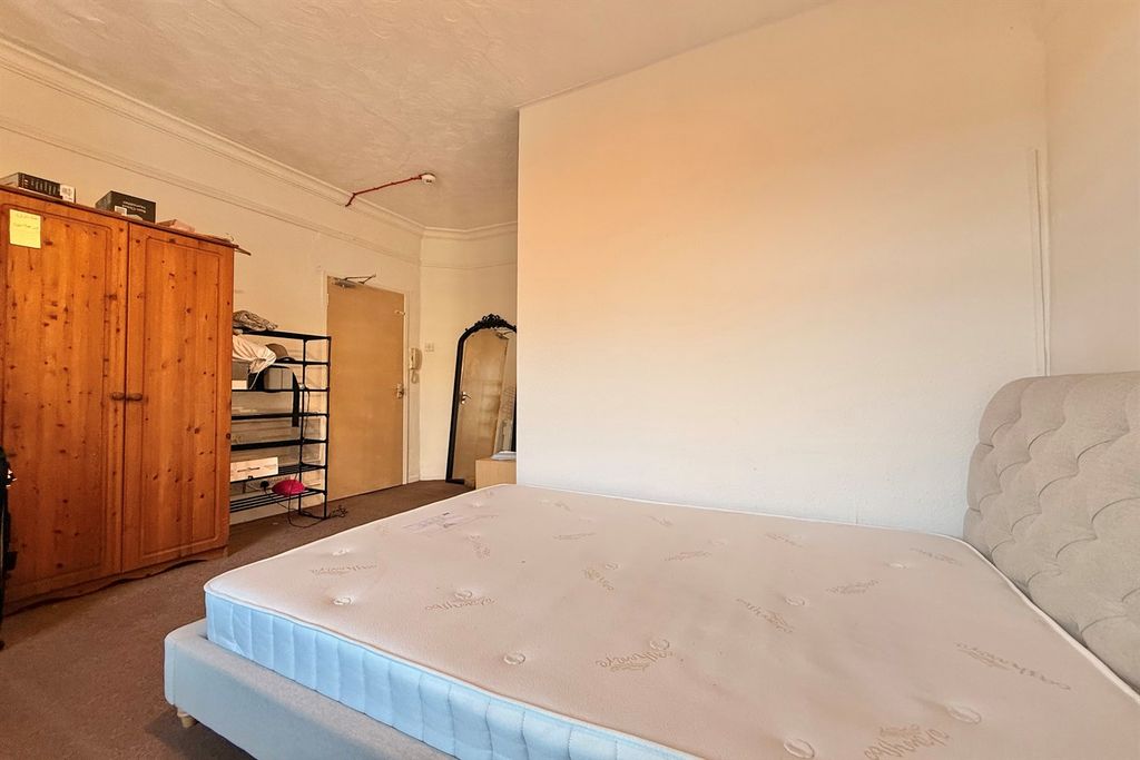 Property photo 1 of 5 (Main)