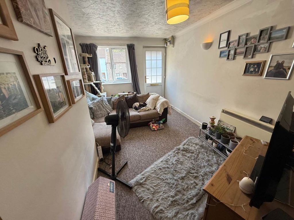 Property photo 3 of 11 Lounge