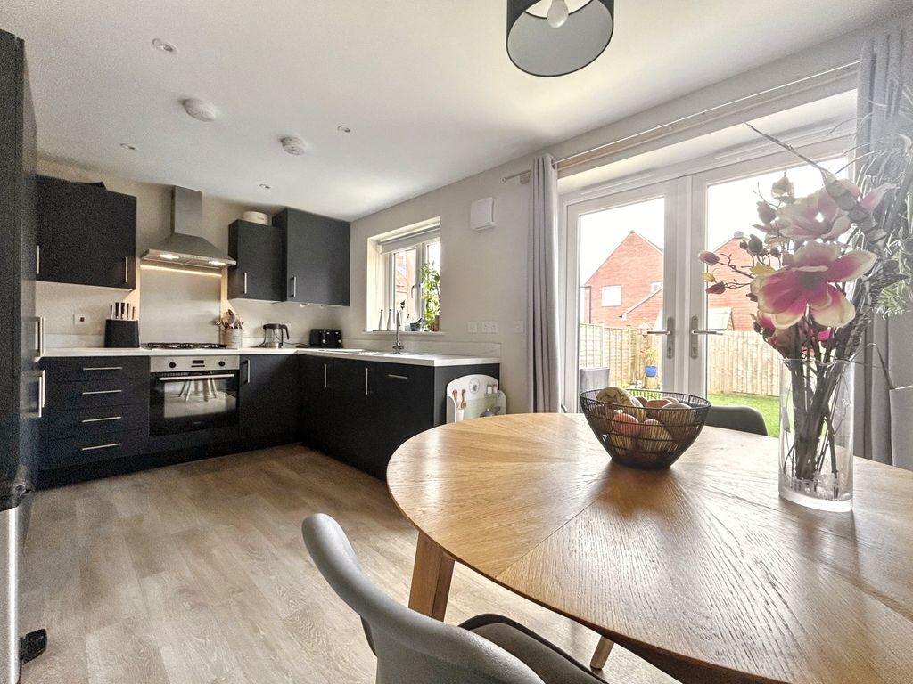 Property photo 2 of 19 Image00007