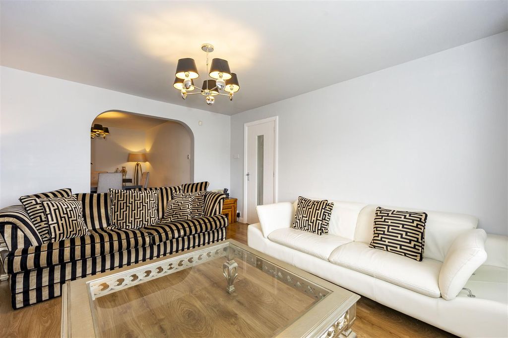 Property photo 3 of 25 15_Moorfoot_Bishopbriggs_009.Jpg