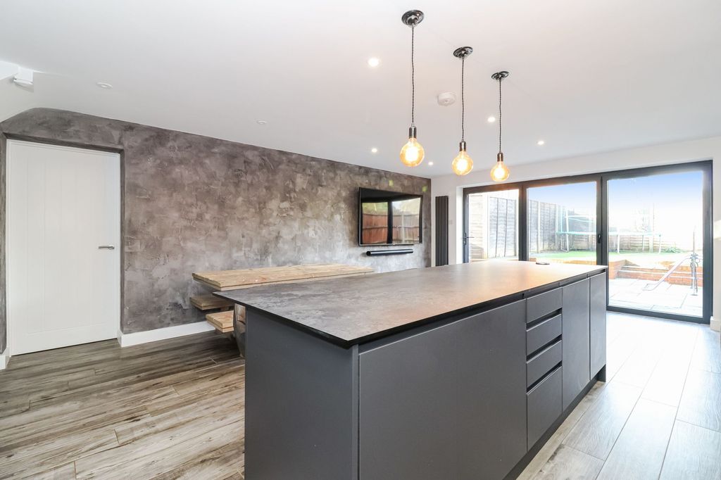 Property photo 3 of 28