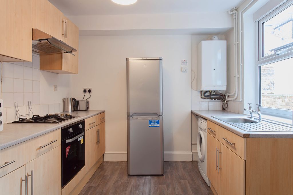 Property photo 3 of 12 Kitchen