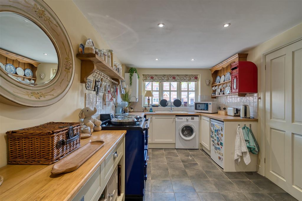 Property photo 2 of 8 Kitchen