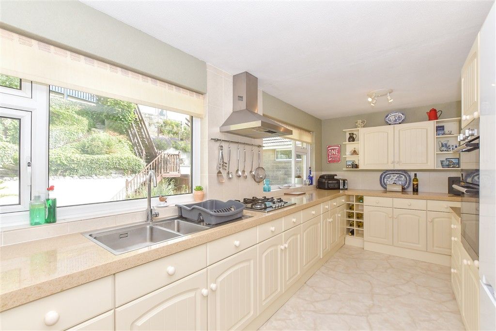 Property photo 3 of 17 Kitchen