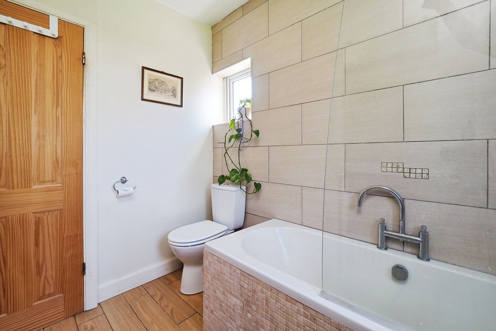 Property photo 3 of 17 Bathroom