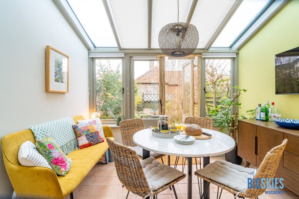 Property photo 3 of 24 Garden Room / Dining Area