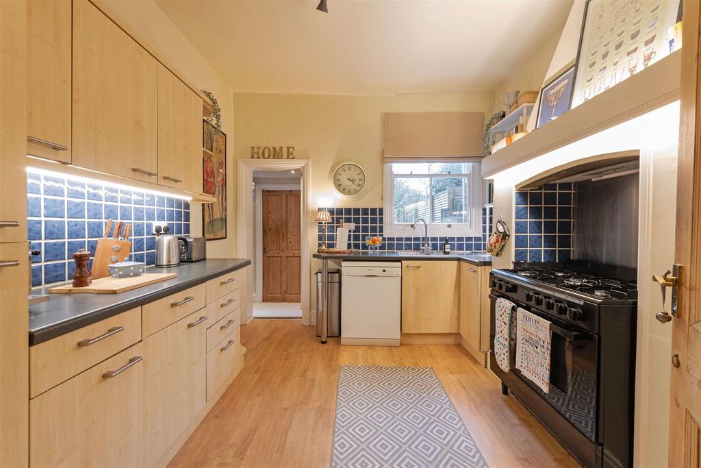 Property photo 3 of 11 Holroyd Rd Kit 1.Jpg
