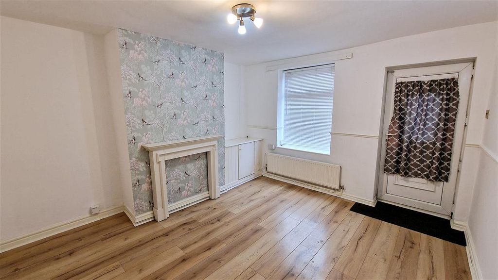 Property photo 3 of 17 Lounge