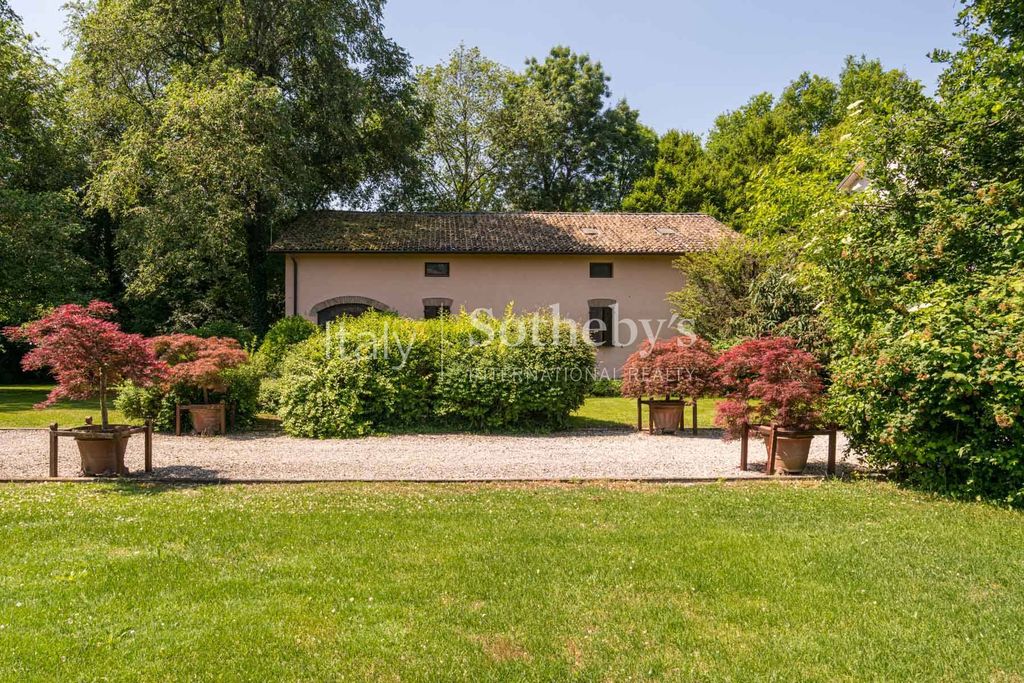Property photo 2 of 32