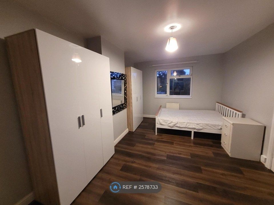 Property photo 1 of 20 Upstairs Bedroom 1