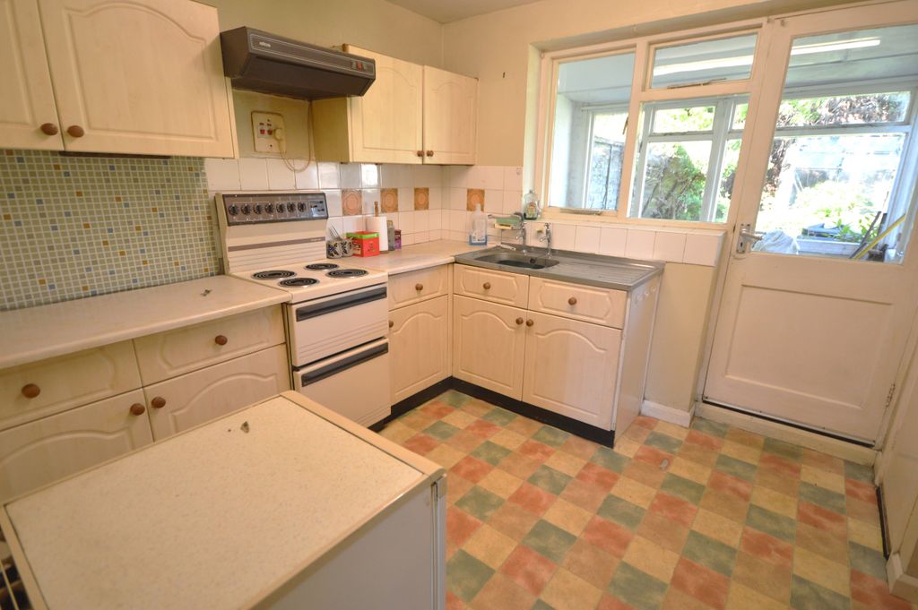 Property photo 2 of 11 Kitchen
