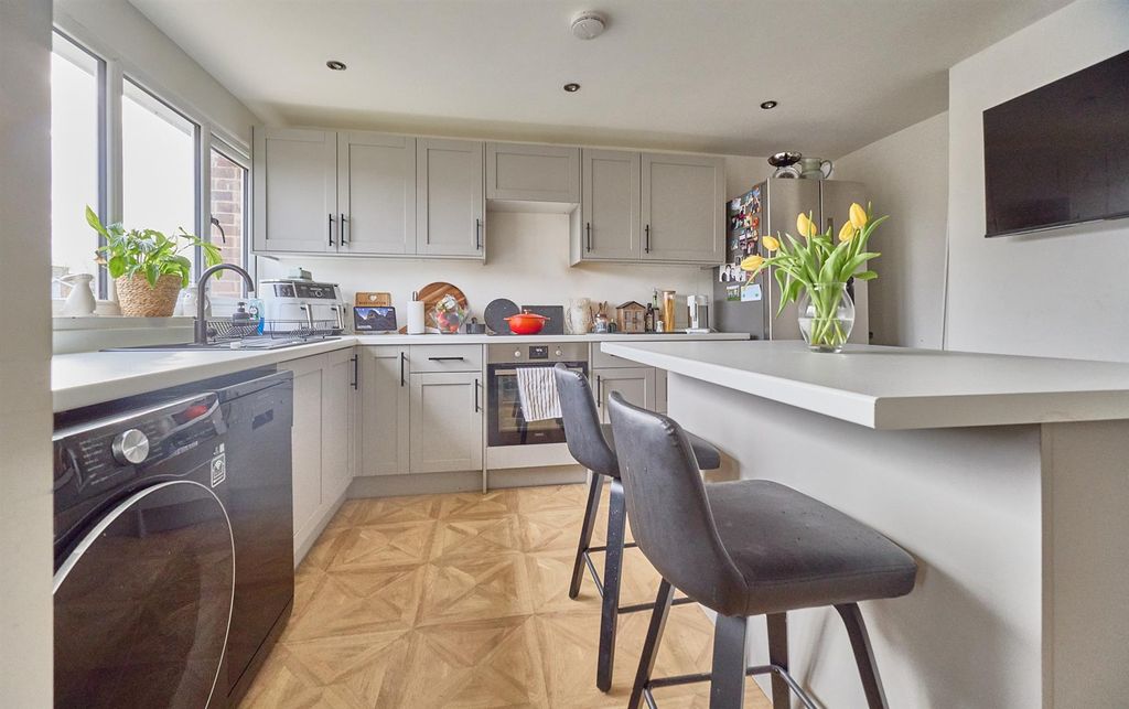 Property photo 2 of 12 Kitchen/Diner To Front