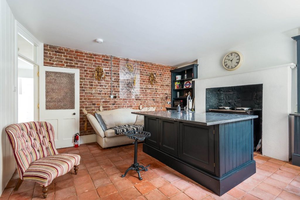 Property photo 3 of 11 27 Lansdowne Place-2.Jpg