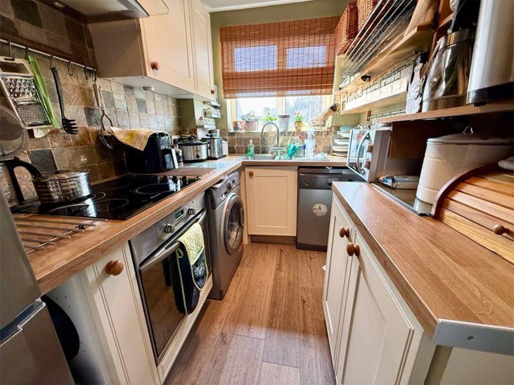 Property photo 3 of 9 Kitchen