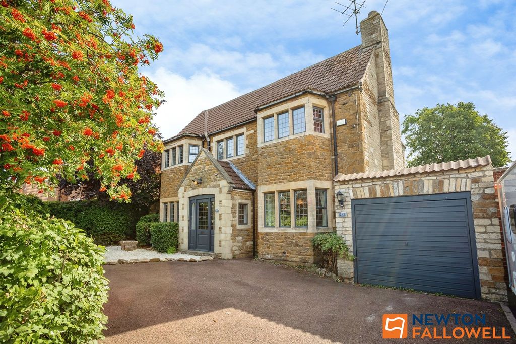 Property photo 1 of 32