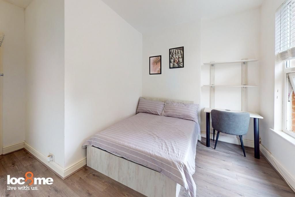 Property photo 3 of 21 A Bright And Cozy Double Bedroom With A Comfortabl...