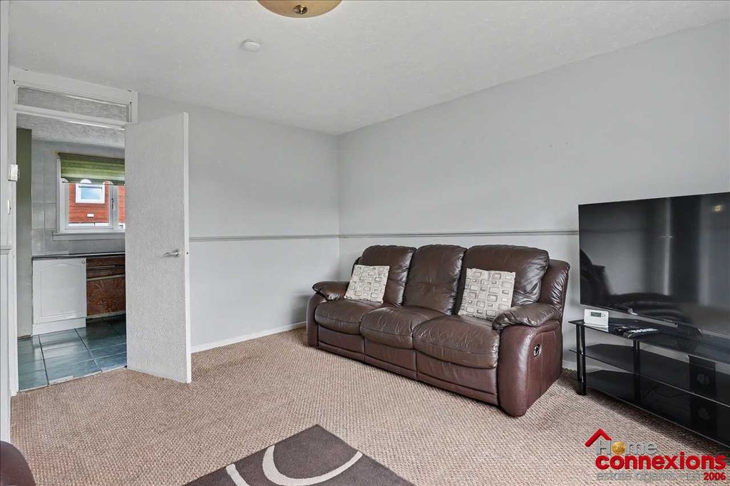 Property photo 3 of 21 Lounge (2)