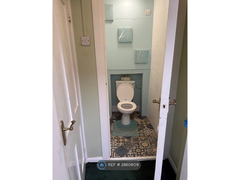 Property photo 2 of 5 Toilet