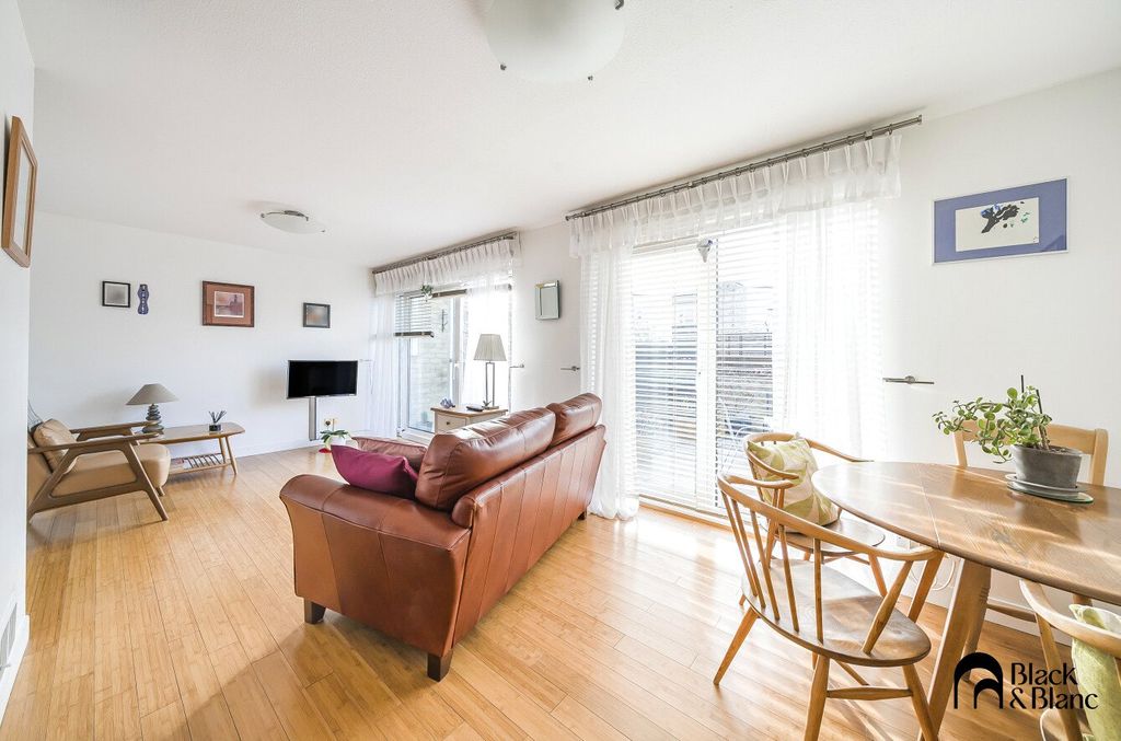 Property photo 3 of 17 Living/Dining Room