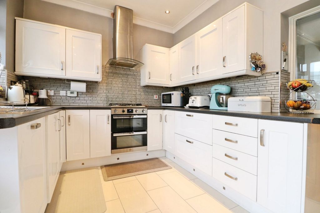 Property photo 3 of 23 Kitchen