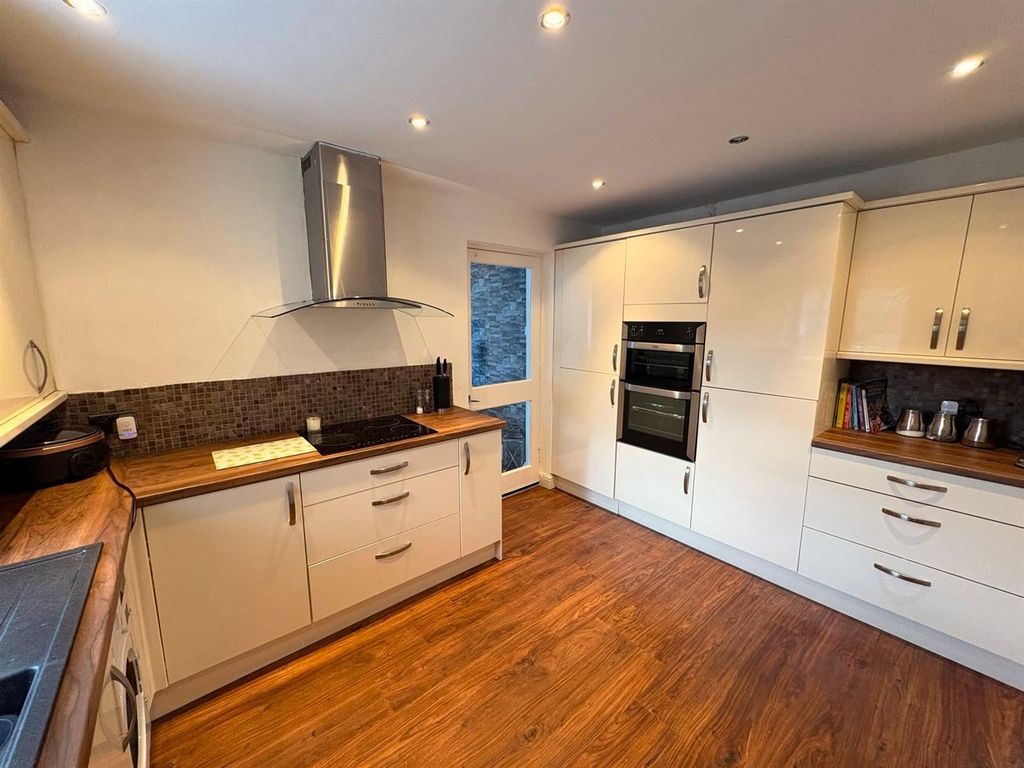 Property photo 3 of 9 Kitchen