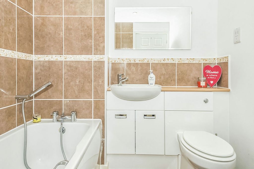 Property photo 3 of 9 En Suite Bathroom
