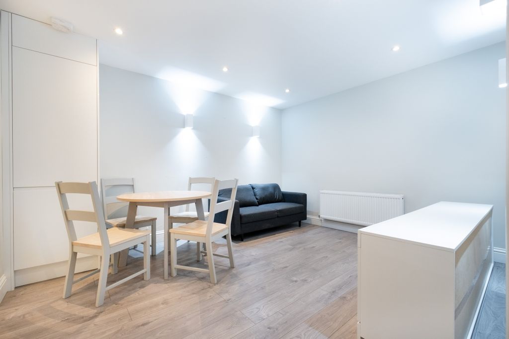 Property photo 3 of 12 Vincent-Square-01